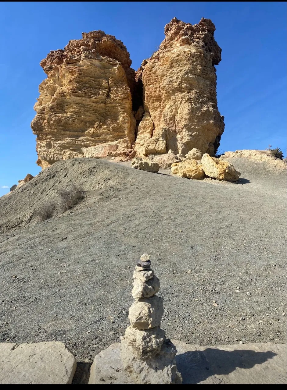 eine markante Bucht und ein Sandstrand in Mġarr, Malta von Persönlichkeitsentwicklung