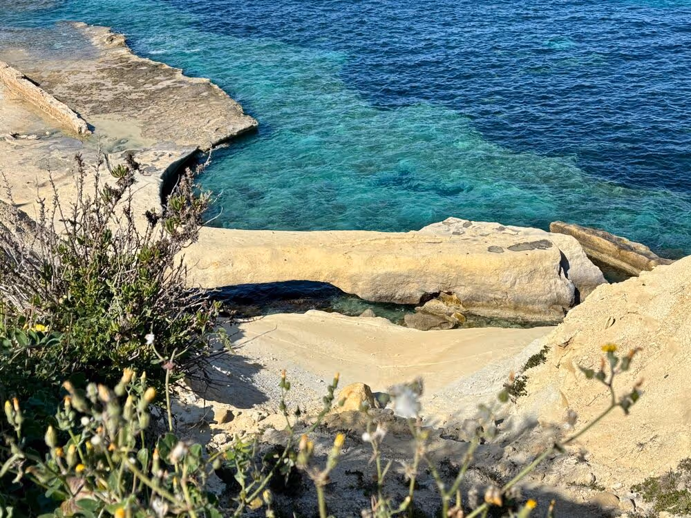 ein natürlicher Badeplatz an der Spitze des Delimara Point auf Malta, in der Nähe des Fischerdorfes Marsaxlokk Bay. von Persönlichkeitsentwicklung