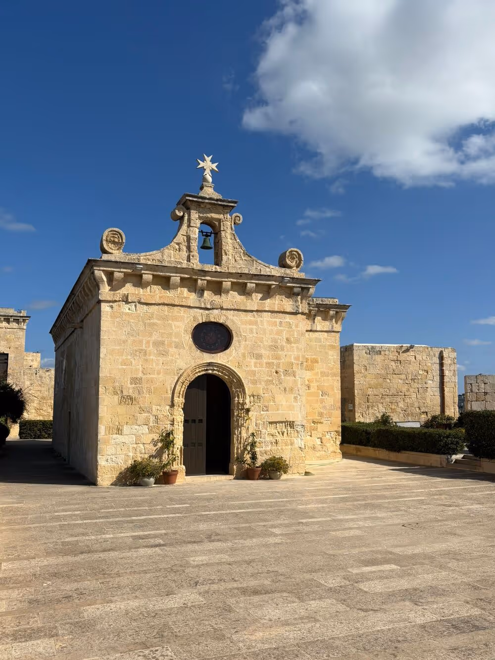 Eine römisch-katholische Kapelle im Fort St. Angelo in Birgu, Malta. von Persönlichkeitsentwicklung