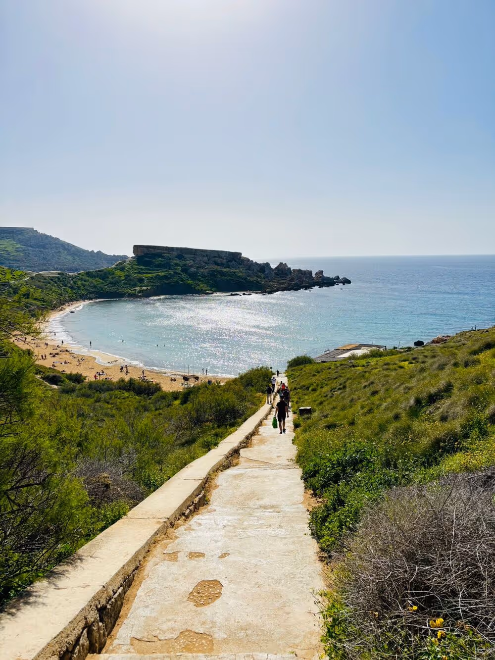 Ein wunderschöner Sandstrand, der für seinen goldenen Sand und sein klares Wasser bekannt ist. r von Persönlichkeitsentwicklung