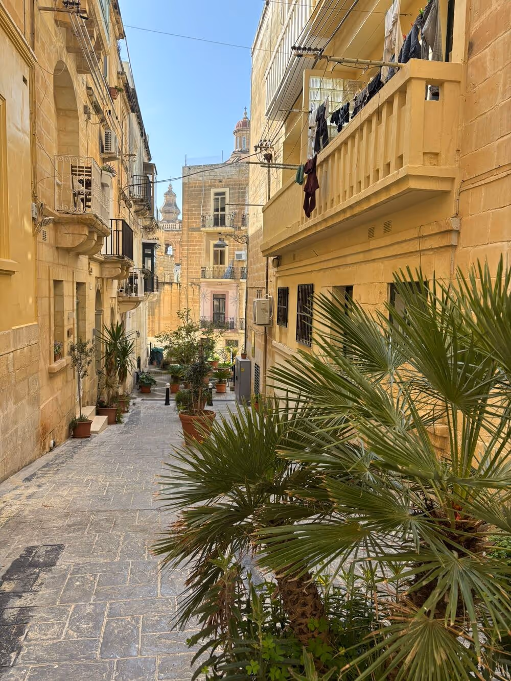 eine bezaubernde Straßenszene in Cospicua (Bormla) von Persönlichkeitsentwicklung