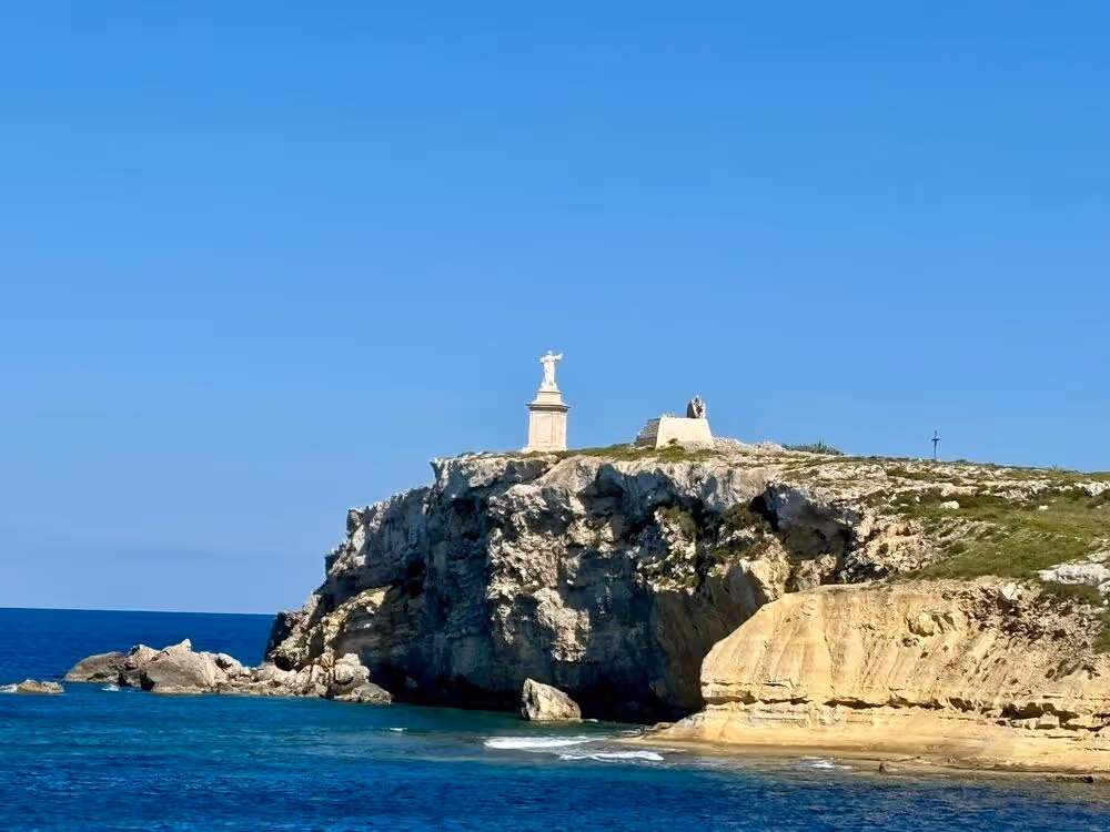 St. Paul's Island (auch bekannt als Selmunett) vor der Küste Maltas von Persönlichkeitsentwicklung