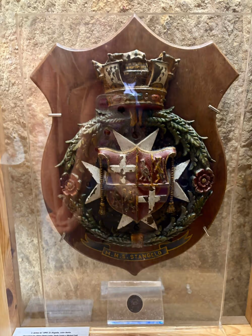 eine Gedenktafel oder ein Wappen zum Gedenken an „H.M.S. ST ANGELO“, das sich auf Fort St. Angelo in Malta durch Persönlichkeitsentwicklung bezieht