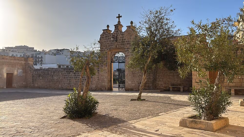 Der Eingang zum Heiligtum Unserer Lieben Frau von Mellieħa, auch bekannt als Kirche Unserer Lieben Frau vom Sieg, in Mellieħa, Malta. von Persönlichkeitsentwicklung