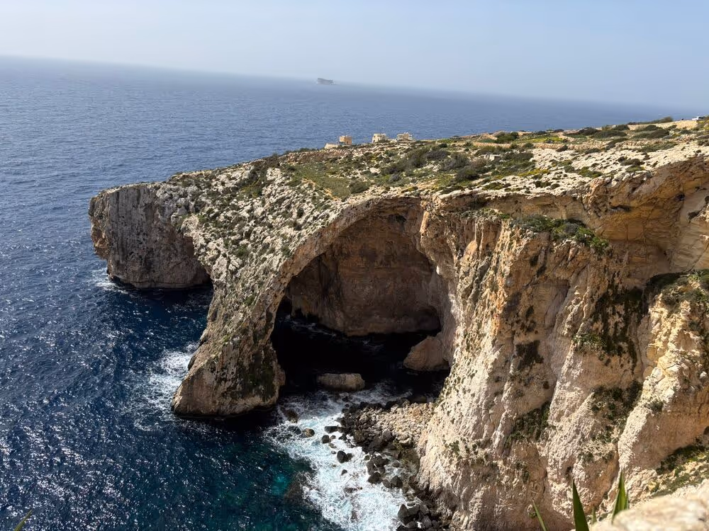 Eine berühmte Meereshöhle, bekannt für ihr auffällig blaues Wasser von Persönlichkeitsentwicklung