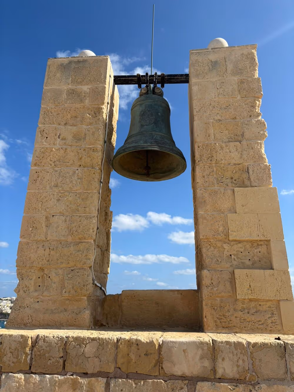Die Glocke der St.-Anna-Kapelle im Fort St. Angelo in Birgu, Malta. von Persönlichkeitsentwicklung