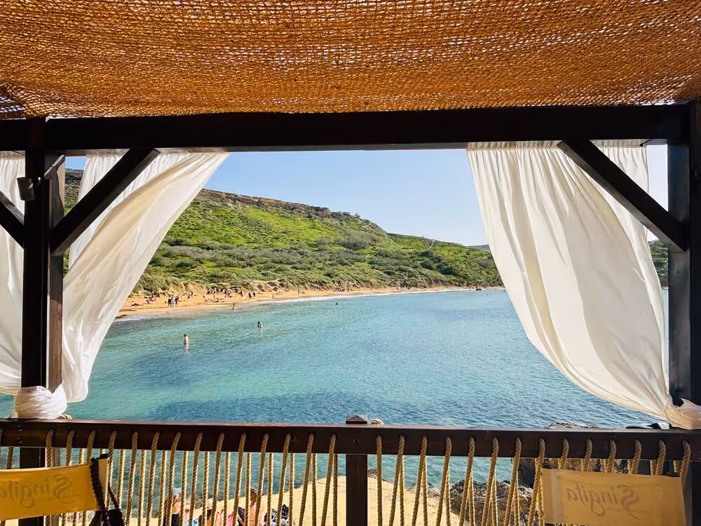 ein beliebter Strandclub, der für seine einzigartige Atmosphäre und atemberaubende Aussicht auf die Bucht bekannt ist. von Persönlichkeitsentwicklung