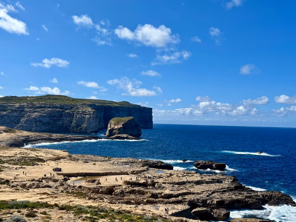 Das Gebiet, in dem einst das berühmte Azure Window in der Dwejra-Bucht auf Gozo, Malta, stand. Von Persönlichkeitsentwicklung