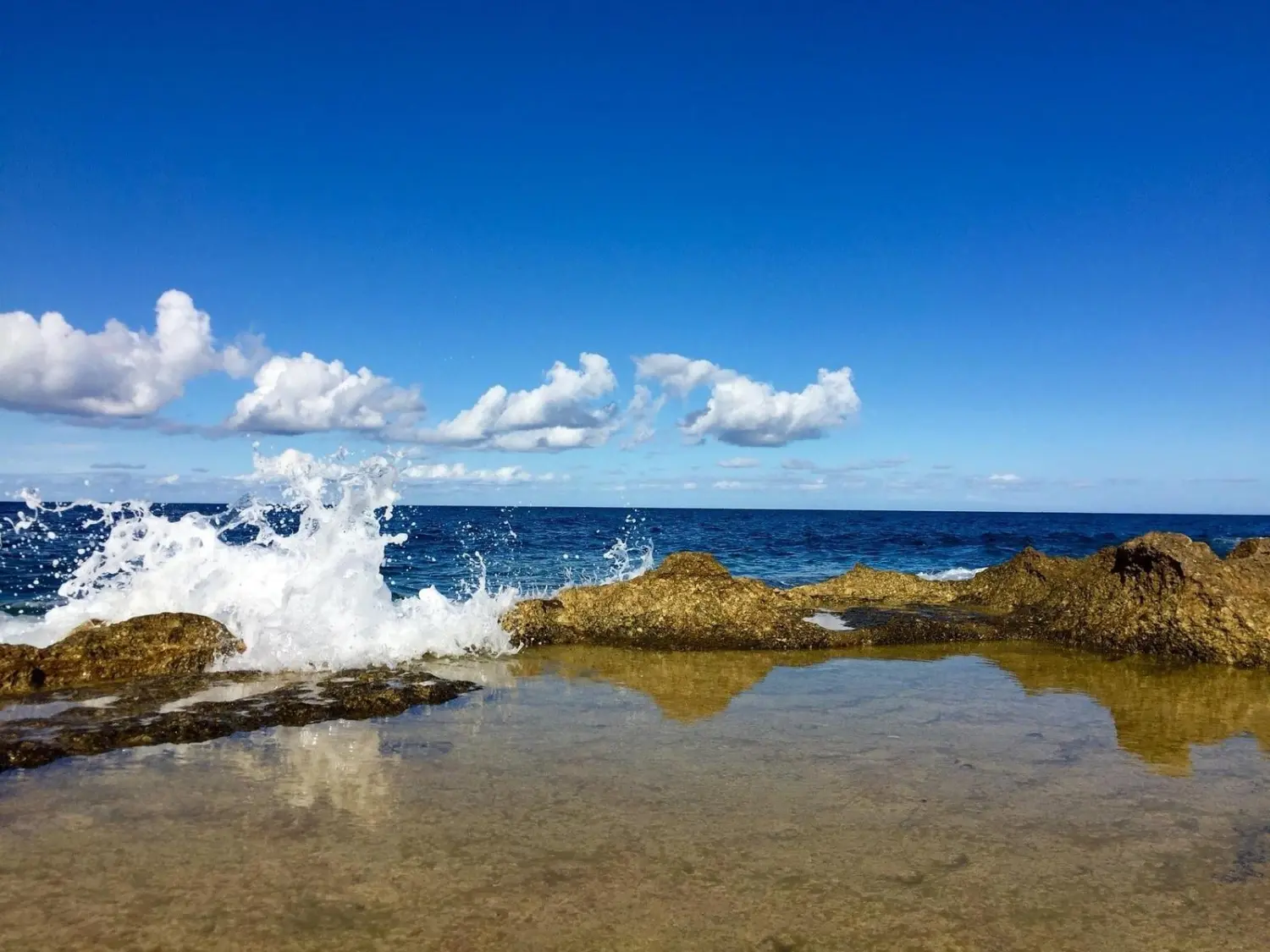zeigt eine felsige Küste entlang des Mittelmeers. von Persönlichkeitsentwicklung