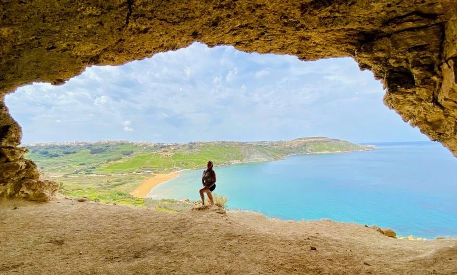 Der Blick von der Tal-Mixta-Höhle auf die Ramla-Bucht auf Gozo, Malta. von Persönlichkeitsentwicklung